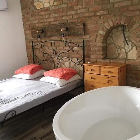 Cuki Apartmanok ดอมโบวาร์ ภายนอก รูปภาพ