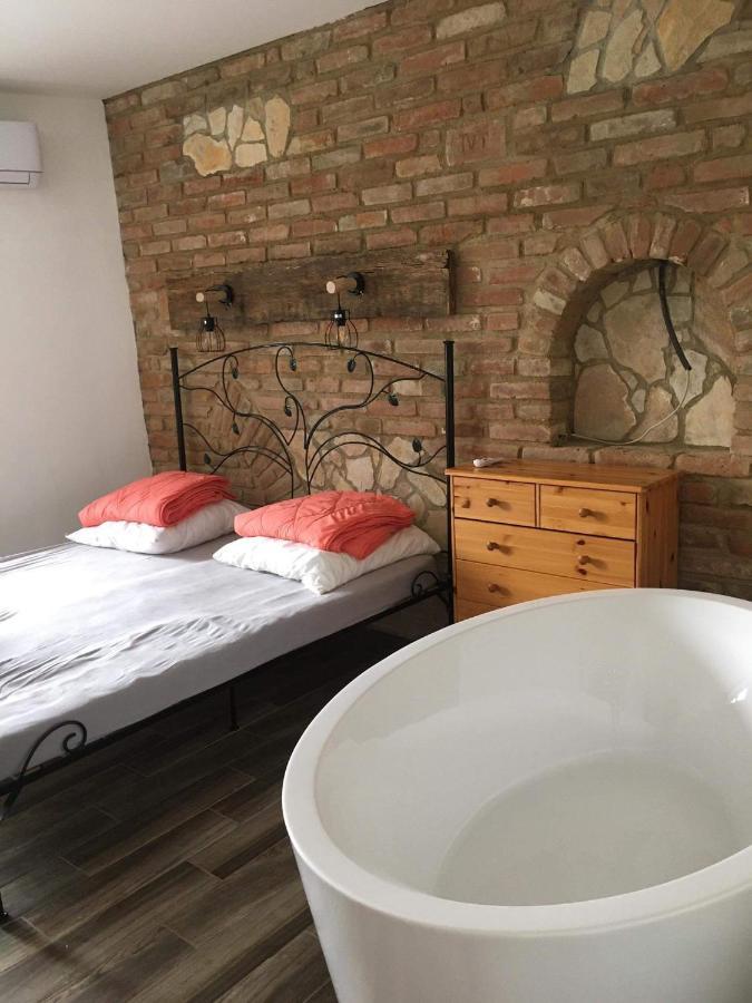 Cuki Apartmanok ดอมโบวาร์ ภายนอก รูปภาพ